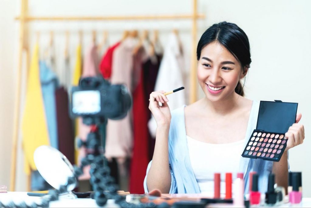 Makeup influencer doing a video tutorial